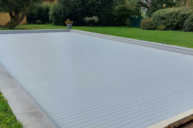 Remplacement d&#039;un tablier de volet et fixations sur piscine 14m x 7m