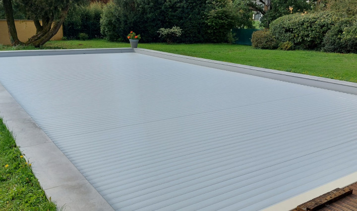 Remplacement d&#039;un tablier de volet et fixations sur piscine 14m x 7m